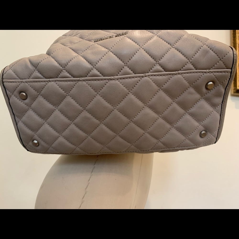Michael Kors lamb skin light grey shoulder bag like new - Picture 5 of 10